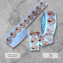 Rolo de etiqueta adesiva personalizada com ilustração de pássaro, ideal para embalagens e identificação de produtos.